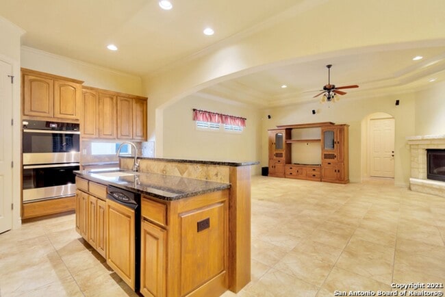 Building Photo - 4 Bedroom/4 Bath Champion Ridge Subdivision