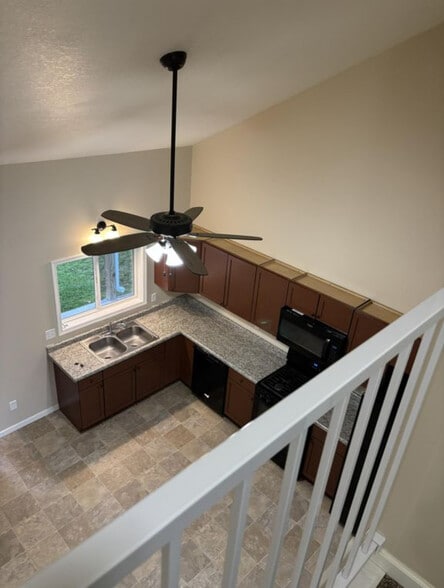 Building Photo - 423 E Cheyenne St