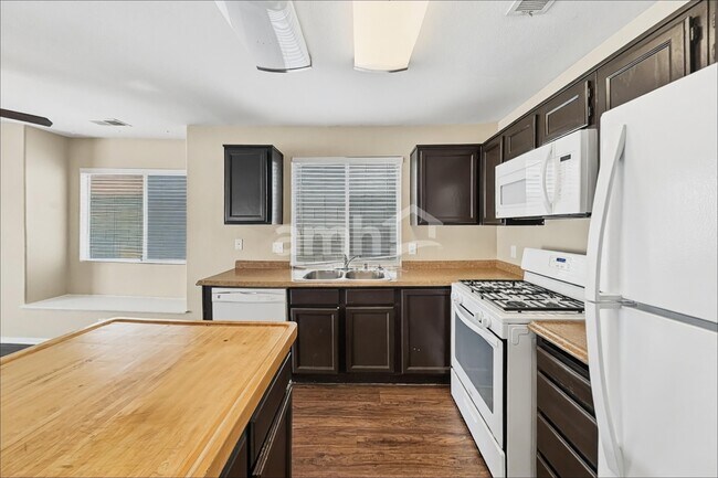 Building Photo - 1717 Cedar Bluffs Way