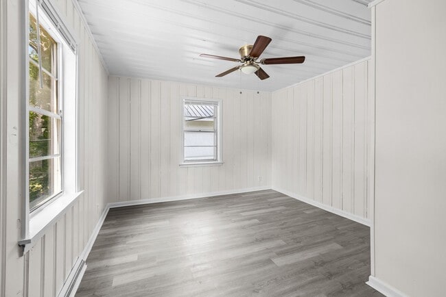 Building Photo - Charming 4 Bedroom 2 Bathroom Home