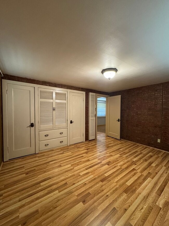 Building Photo - Cozy 2-Bed with Spacious Living, Parking, Pets OK!