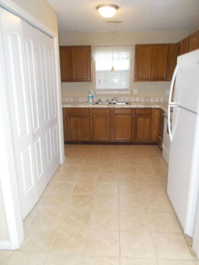 Building Photo - Lovely 3-Bedroom Home in the Hilltop/Faire...
