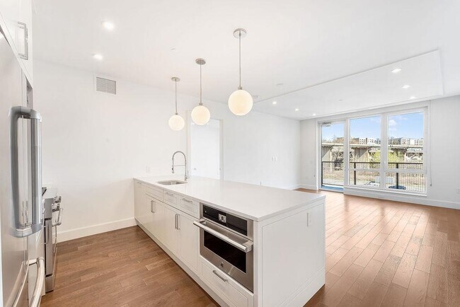 Building Photo - 372 9th St