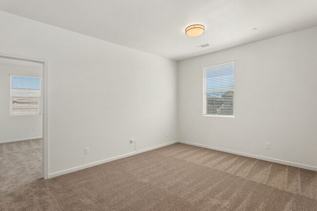 Building Photo - Gorgeous home in Roseville!