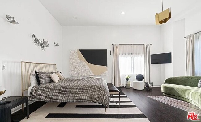 Building Photo - 615 6th Ave