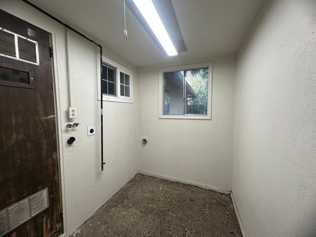 Building Photo - Three Bedroom 2 Bathoom with Large Yard