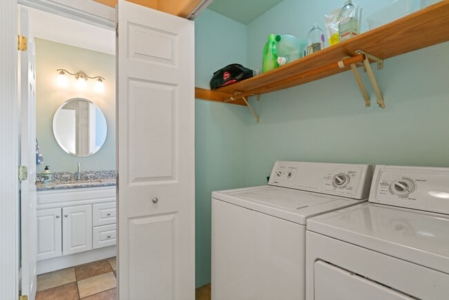 Building Photo - Beautiful 3 Bedroom 2.5 bath home with 2 c...