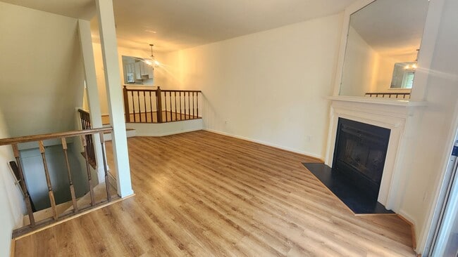 Building Photo - Convenient Location and Great Price!
