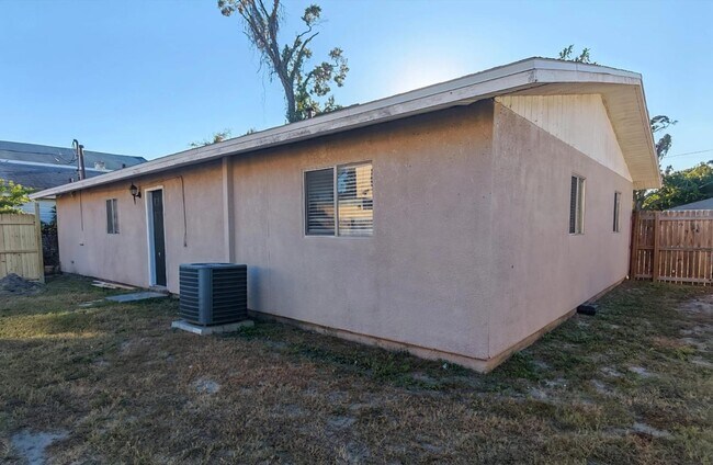 Building Photo - 1120 Union St S