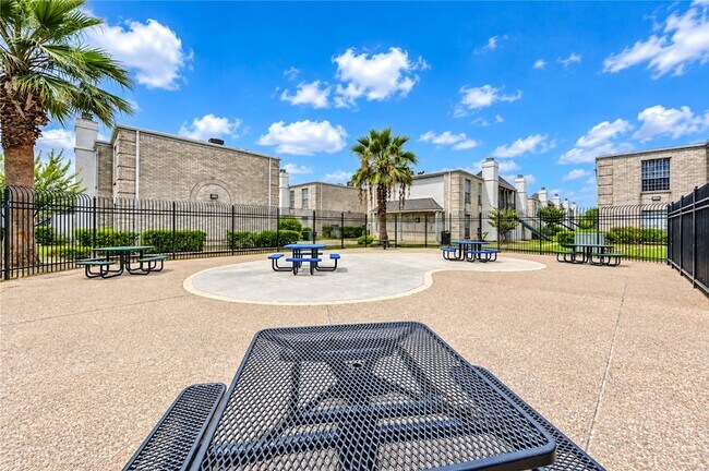 Building Photo - 6606 De Moss Dr