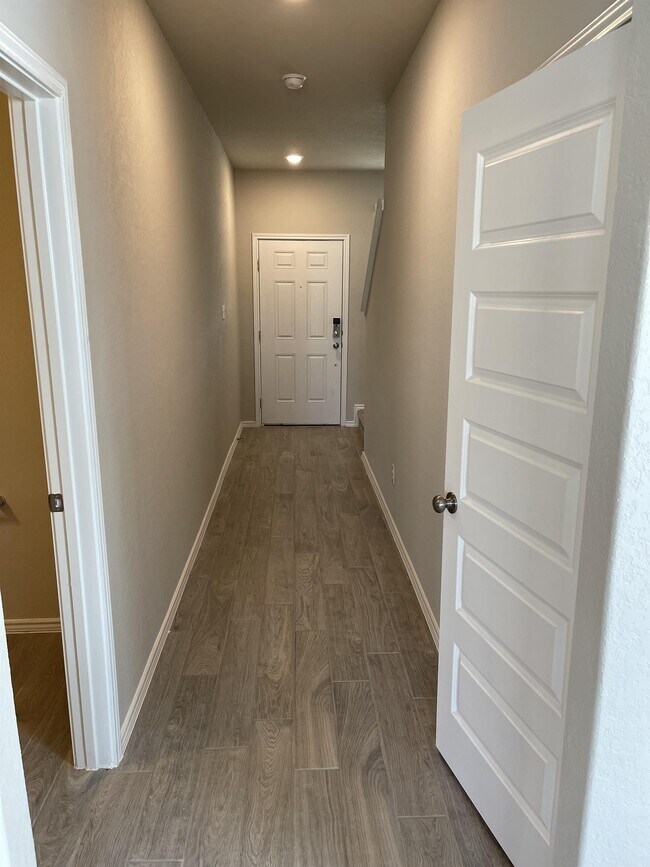 Building Photo - 2532 Ayers Dr