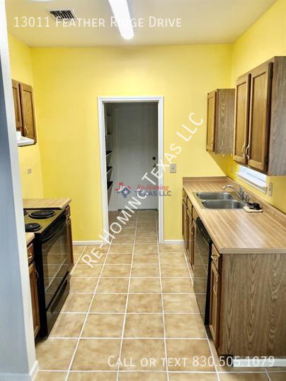 Building Photo - 13011 Feather Ridge Dr
