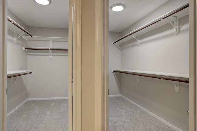 Building Photo - 10 Heathstone Pl