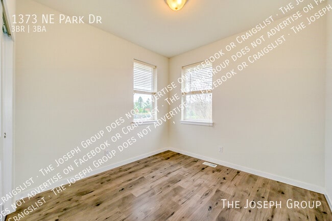 Building Photo - 1373 NE Park Dr