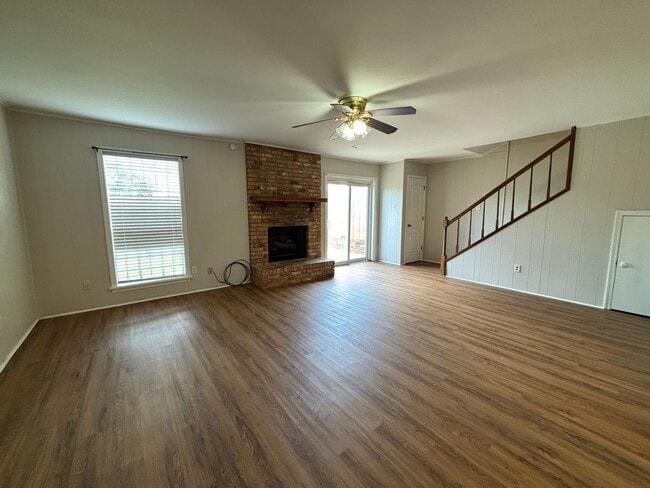 Building Photo - MOVE IN READY! SPACIOUS TOWNHOME IN BOSSIER CITY
