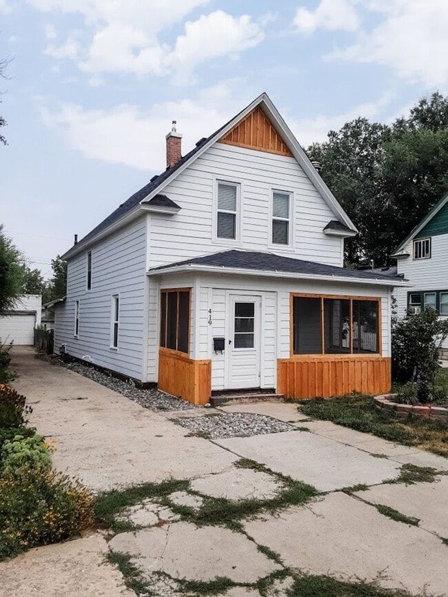 Building Photo - 3 BEDROOM, 2 BATH, SINGLE-FAMILY HOME
