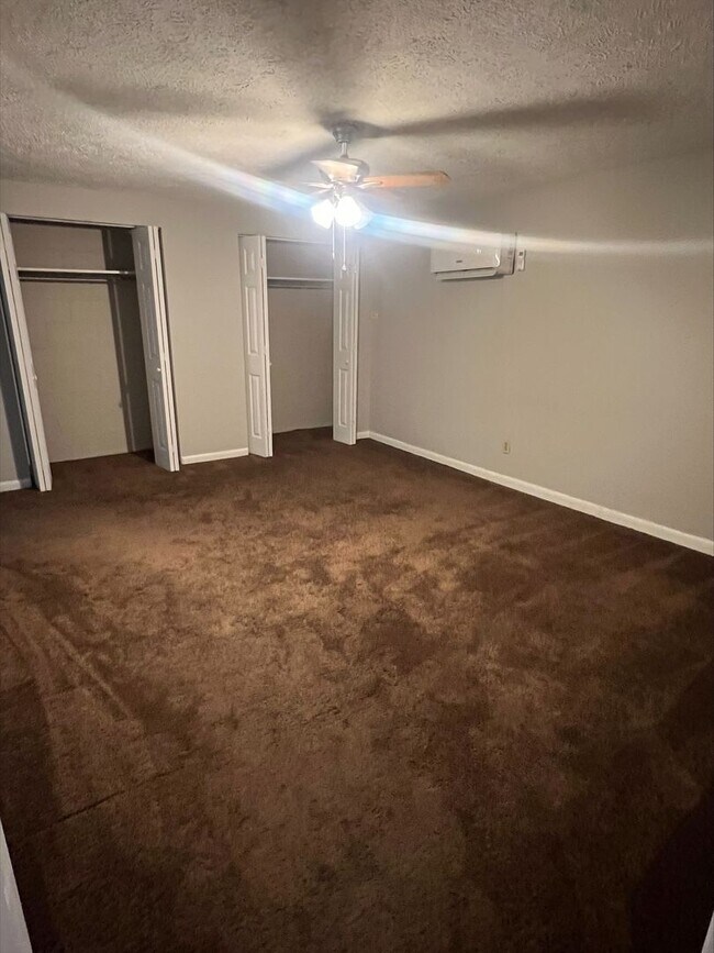 Building Photo - One Bedroom Flat Unit Ready for Move in!