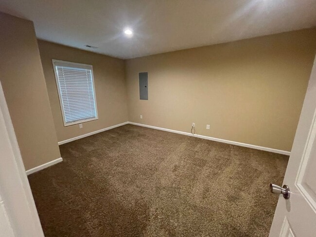 Building Photo - 2 bedroom/2 bath split level home in Johns...