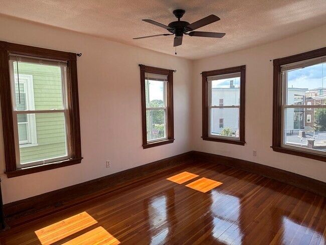 Building Photo - 364 Centre St