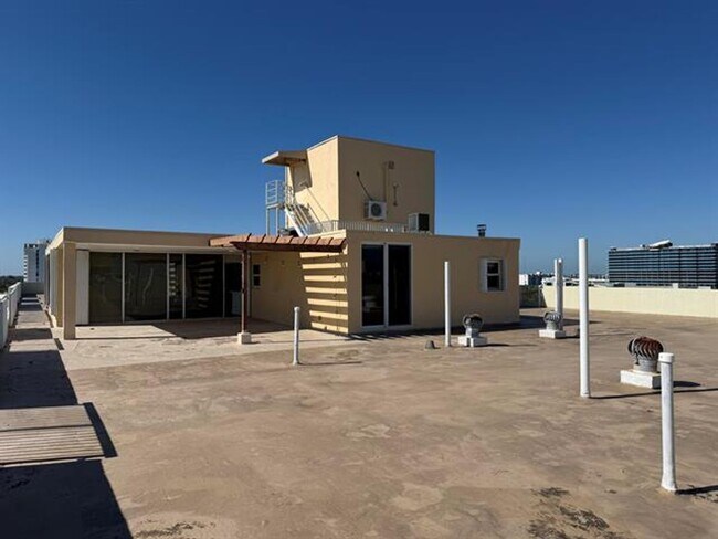 Building Photo - 2000 NE 135th St