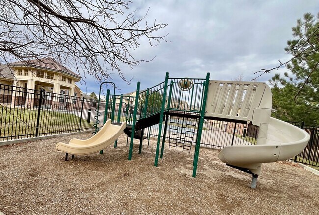 Building Photo - Very nice 2 bed 2 full bath on top floor n...