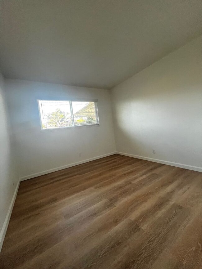 Building Photo - Spacious 4-bedroom, 2.5-bath Home Fountain Valley