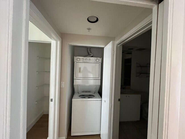 Building Photo - 1551 N Flagler Dr