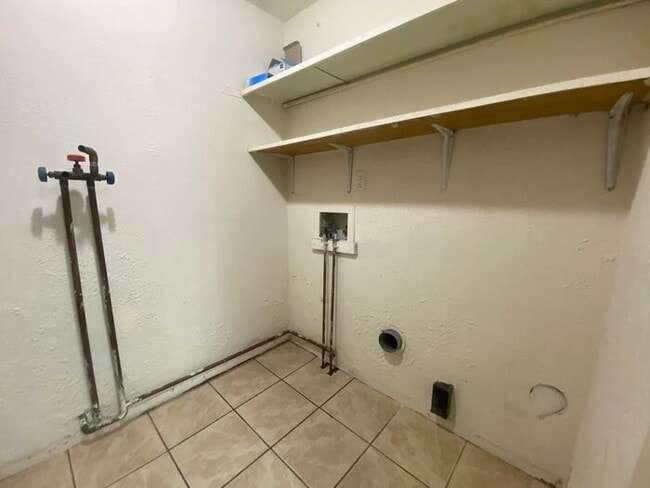 Building Photo - Wonderful Bellevue Condo in Creekside Meadows!