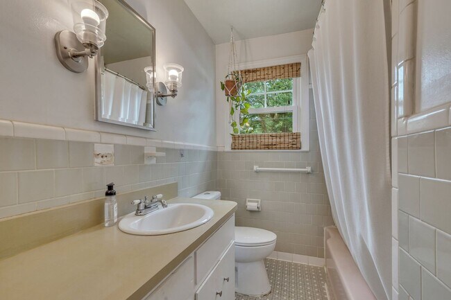 Building Photo - Charming 3-Bedroom Home in Savannah’s Parkside Neighborhood