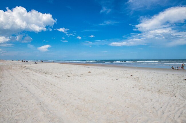 Building Photo - 201 N Forest Dune Dr