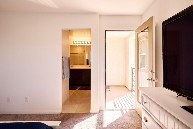 Building Photo - Henderson Townhome for rent