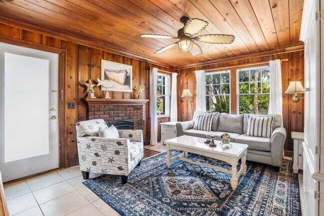 Building Photo - 102 SE 7th Ave