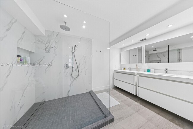 Building Photo - 1111 Crandon Blvd