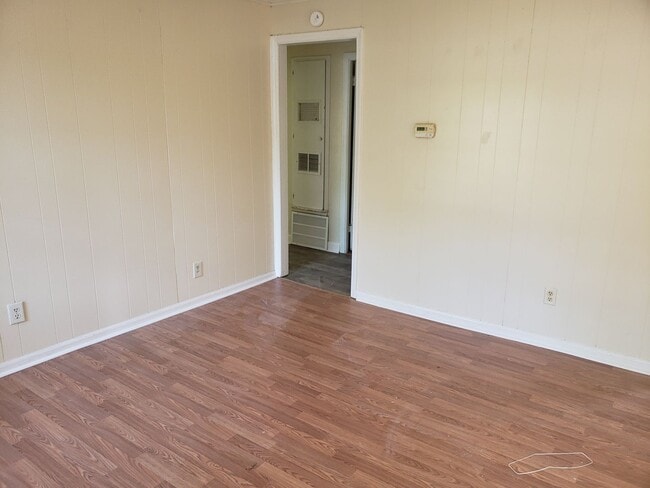 Building Photo - 2 bedroom central air and Heat