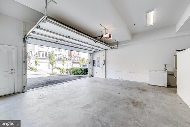 Building Photo - 10821 Symphony Park Dr