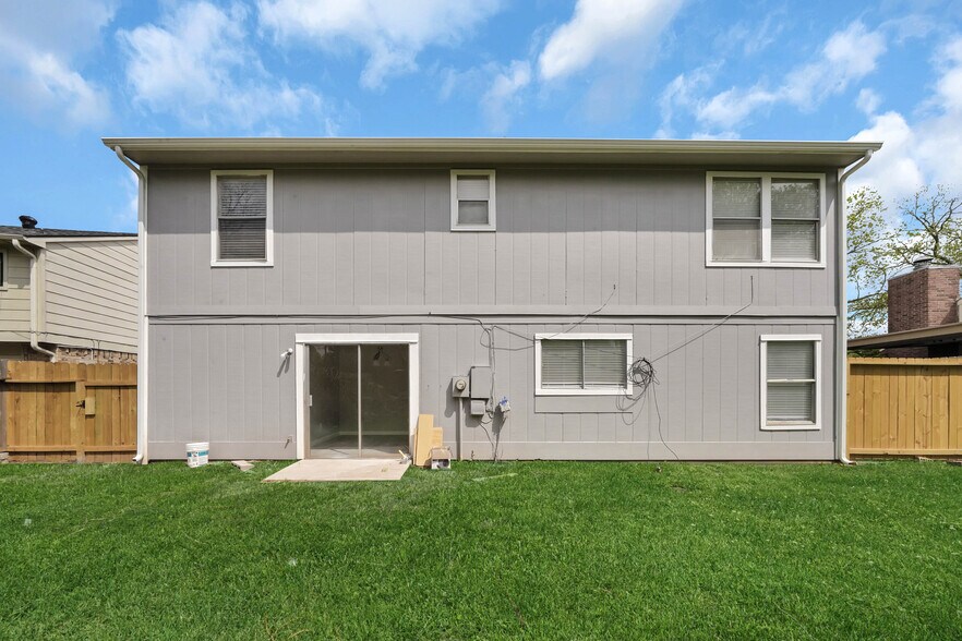Back - 1211 Sand Stone Dr