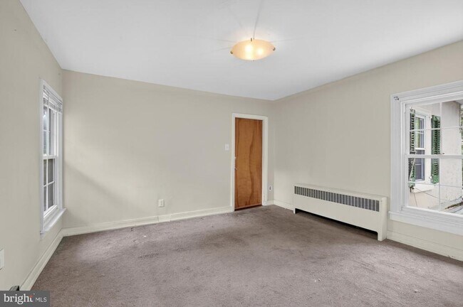 Building Photo - 350 Green Ln