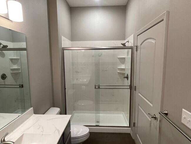 Building Photo - Luxury Lakeview 2 bedroom 2 bath Apartment...