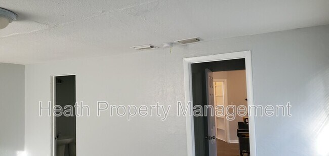 Building Photo - 1425 40th St S