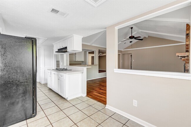 Building Photo - 2022 Fir Springs Dr