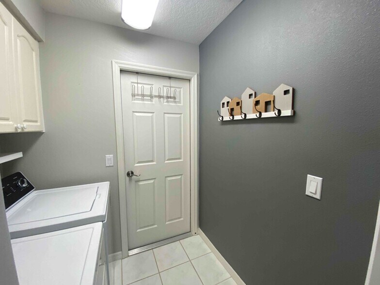 Building Photo - 3915 E Lake Todd Dr