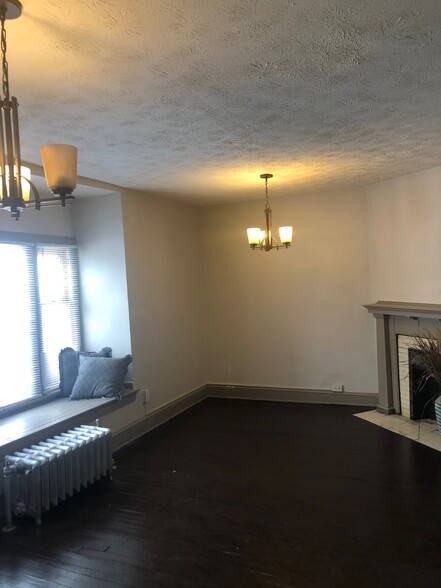 Great sized living/dining room with window seat! - 10000 Lamont Ave