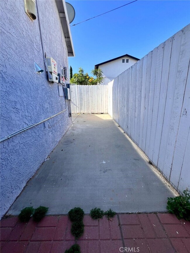 Building Photo - 6445 Tujunga Ave