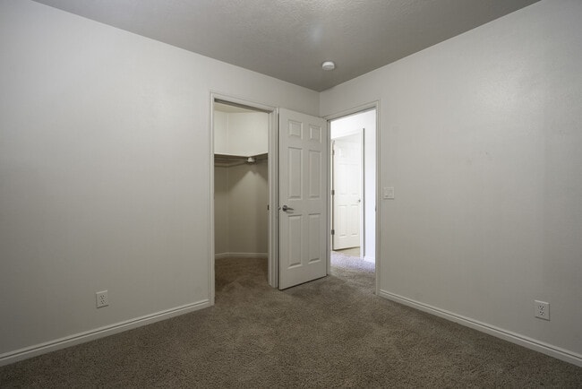 Building Photo - 4 Bedroom in Amber Estates - New LVP Floor...