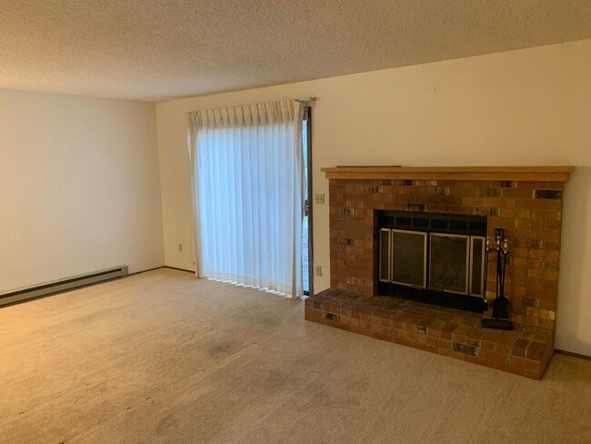 Building Photo - Wonderful Pet Friendly 3 Bedroom Home with...