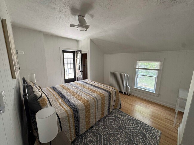Building Photo - 3 Bedroom, 1.5 Bath, Furnished Home in Houghton