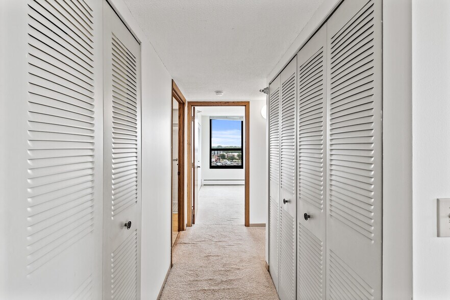 Building Photo - 6615 Lake Shore Dr S