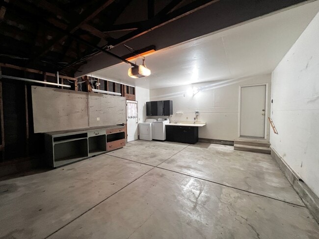 Building Photo - Charming 3-Bedroom, 2-Bath Home in a Highl...