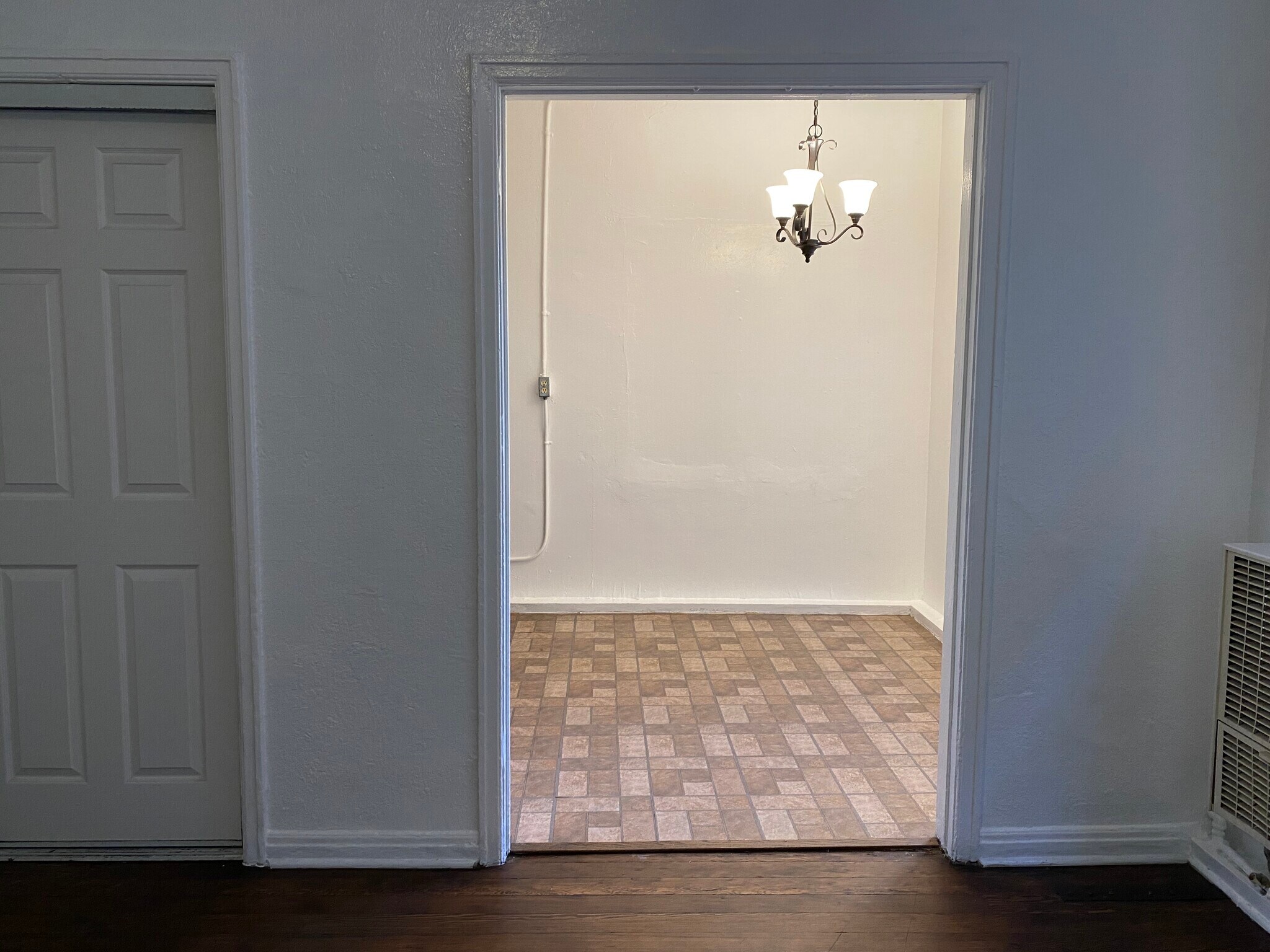 seating area for table and chairs - 545 S Hobart Blvd