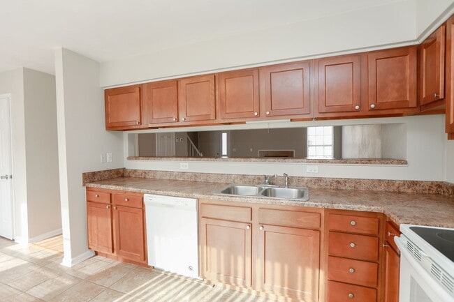 Building Photo - Charming Townhouse in Virginia Beach